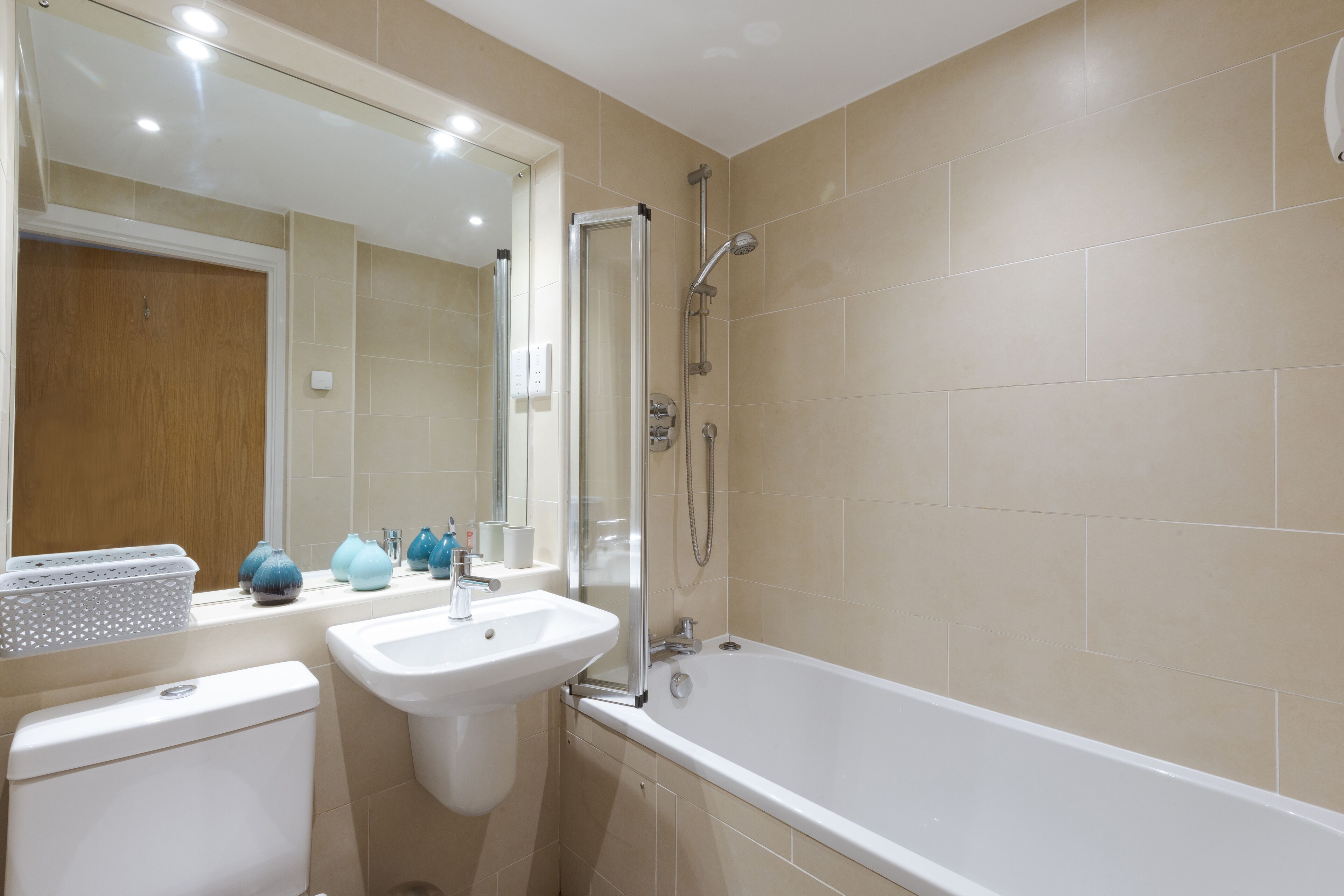 Une salle de bain avec des toilettes, un lavabo et une baignoire.