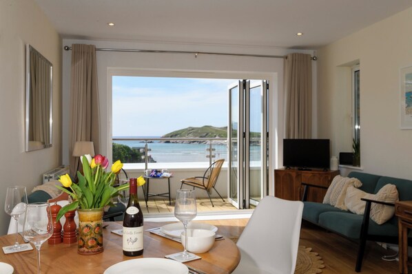 The Beach House, 3 Bedroom Apartment, 2 Bathrooms, Sea View (dog friendly) | Coin séjour