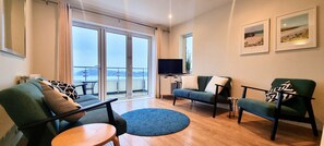 The Beach House, 3 Bedroom Apartment, 2 Bathrooms, Sea View (dog friendly) | Coin séjour