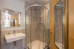 Bathroom - The Beach House & Porth  Sands Apartments (Newquay)