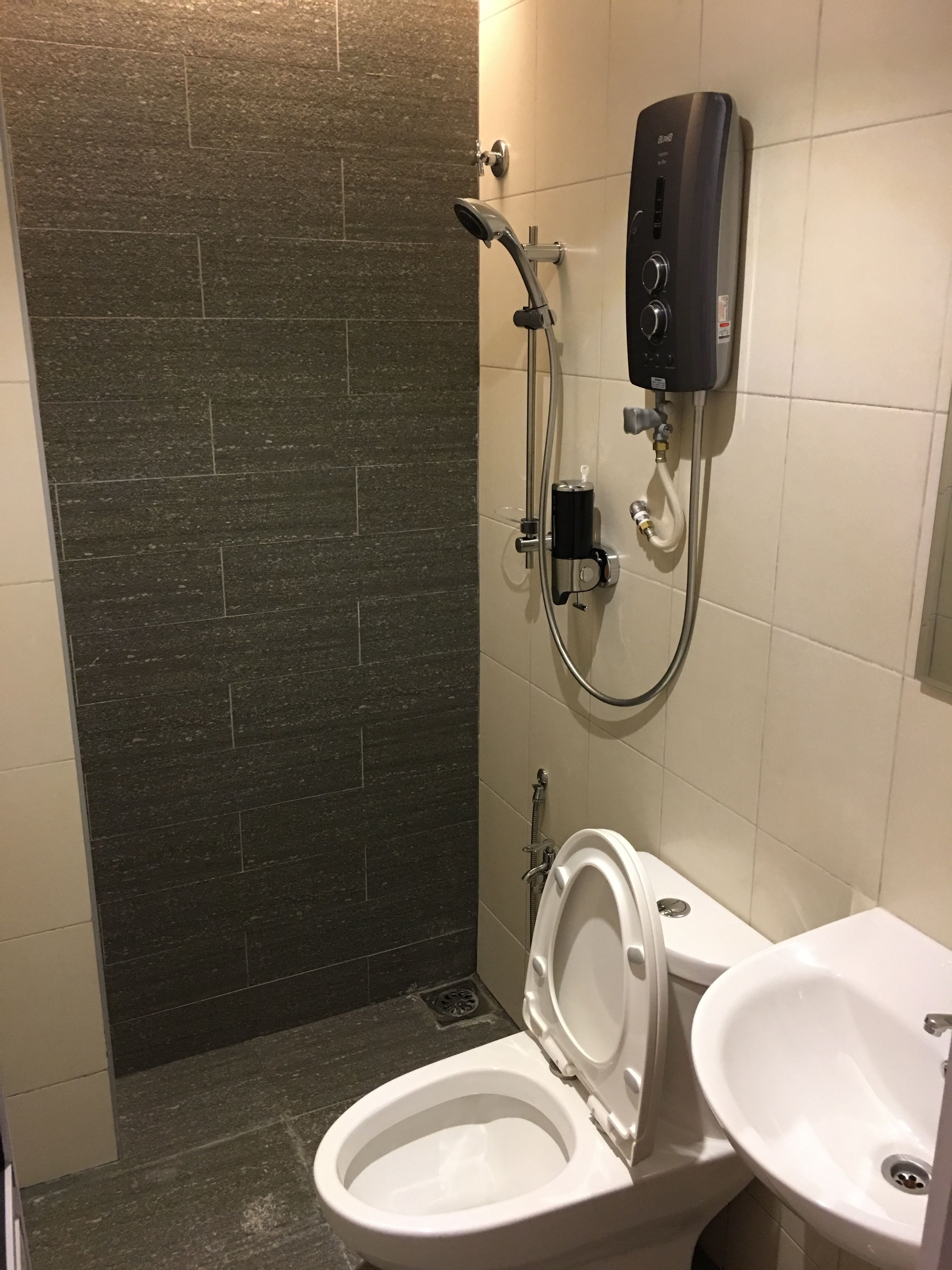 Kylpyhuone, jossa on suihku, wc ja pesuallas.