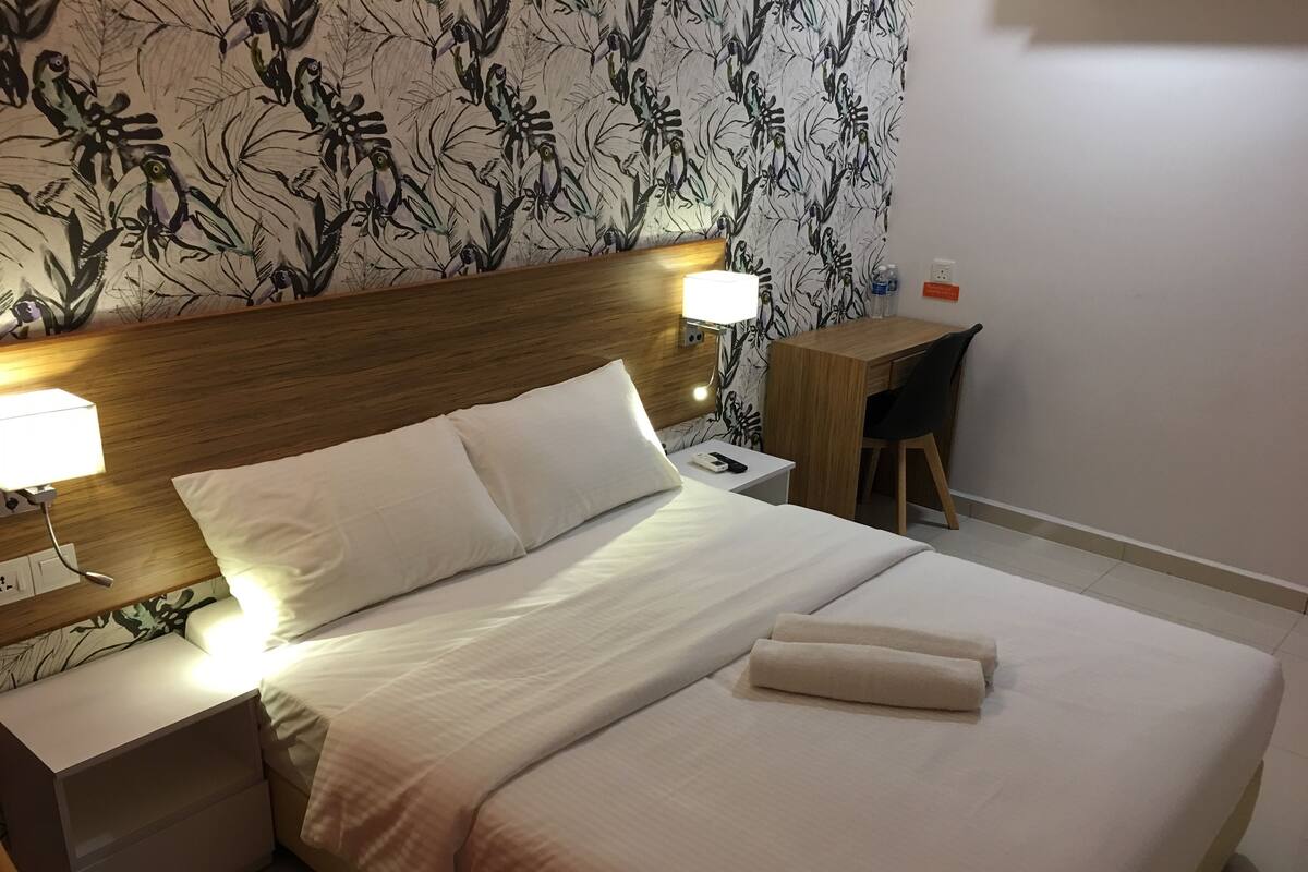 Deluxe Room | Desk, iron/ironing board (on request), free WiFi, bed sheets