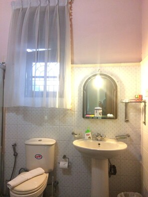 Kamar Double Standar | Kamar mandi | Perlengkapan mandi gratis dan handuk