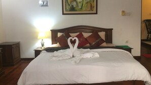 A hotel room with a bed, a painting on the wall, a 'No Smoking' sign, and a lamp on the nightstand. - Norfolk Heritage Airport Villa (Seeduwa - Katunayake)