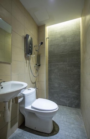 Douche, articles de toilette gratuits, sèche-cheveux