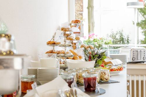 Tägliches Frühstücksbuffet gegen Gebühr