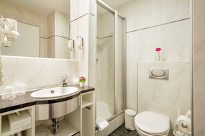 Shower, hair dryer, towels - Messehotel Köln-Deutz (Cologne)