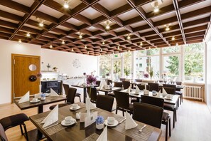 Petit déjeuner buffet (20 EUR par personne)