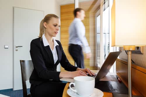 Standard-Doppel- oder -Zweibettzimmer, Balkon | Businesscenter im Zimmer