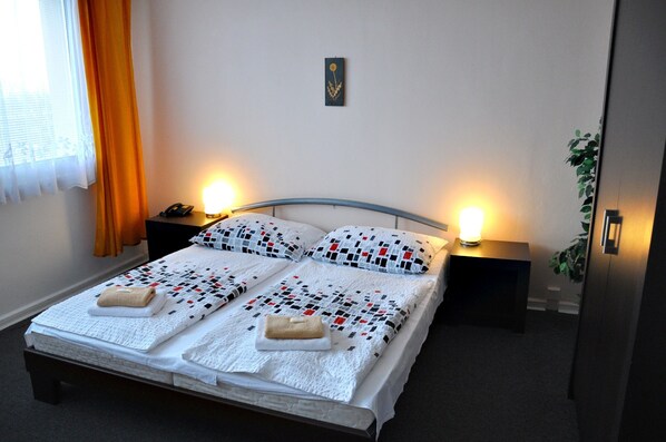 Standard-Doppel- oder -Zweibettzimmer, 1 Schlafzimmer | Schreibtisch, Verdunkelungsvorhänge, kostenloses WLAN, Bettwäsche