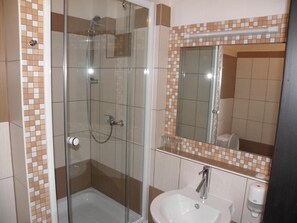 Dusche, kostenlose Toilettenartikel, Haartrockner, Handtücher