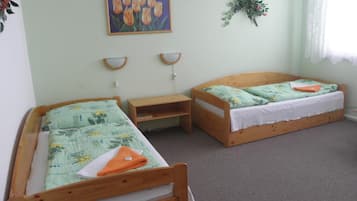 Skrivebord, blendingsgardiner, wi-fi (inkludert) og sengetøy