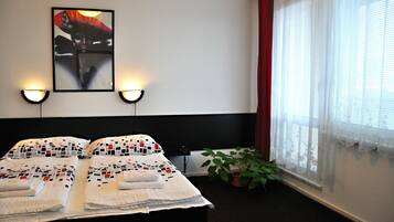 Standardværelse med dobbeltseng eller 2 enkeltsenge - 1 soveværelse | Skrivebord, mørklægningsgardiner, gratis Wi-Fi, sengetøj