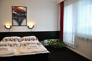 Standard-Doppel- oder -Zweibettzimmer, 1 Schlafzimmer | Schreibtisch, Verdunkelungsvorhänge, kostenloses WLAN, Bettwäsche