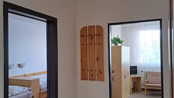 Skrifborð, myrkratjöld/-gardínur, ókeypis þráðlaus nettenging, rúmföt