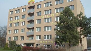 Vista frontal de la propiedad