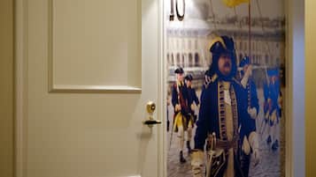 Une porte portant le numéro 10 et ornée d’une fresque représentant une scène historique avec des soldats.