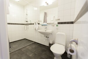 Lägenhet Standard - 1 sovrum | Badrum | Dusch, gratis toalettartiklar, hårtork och handdukar