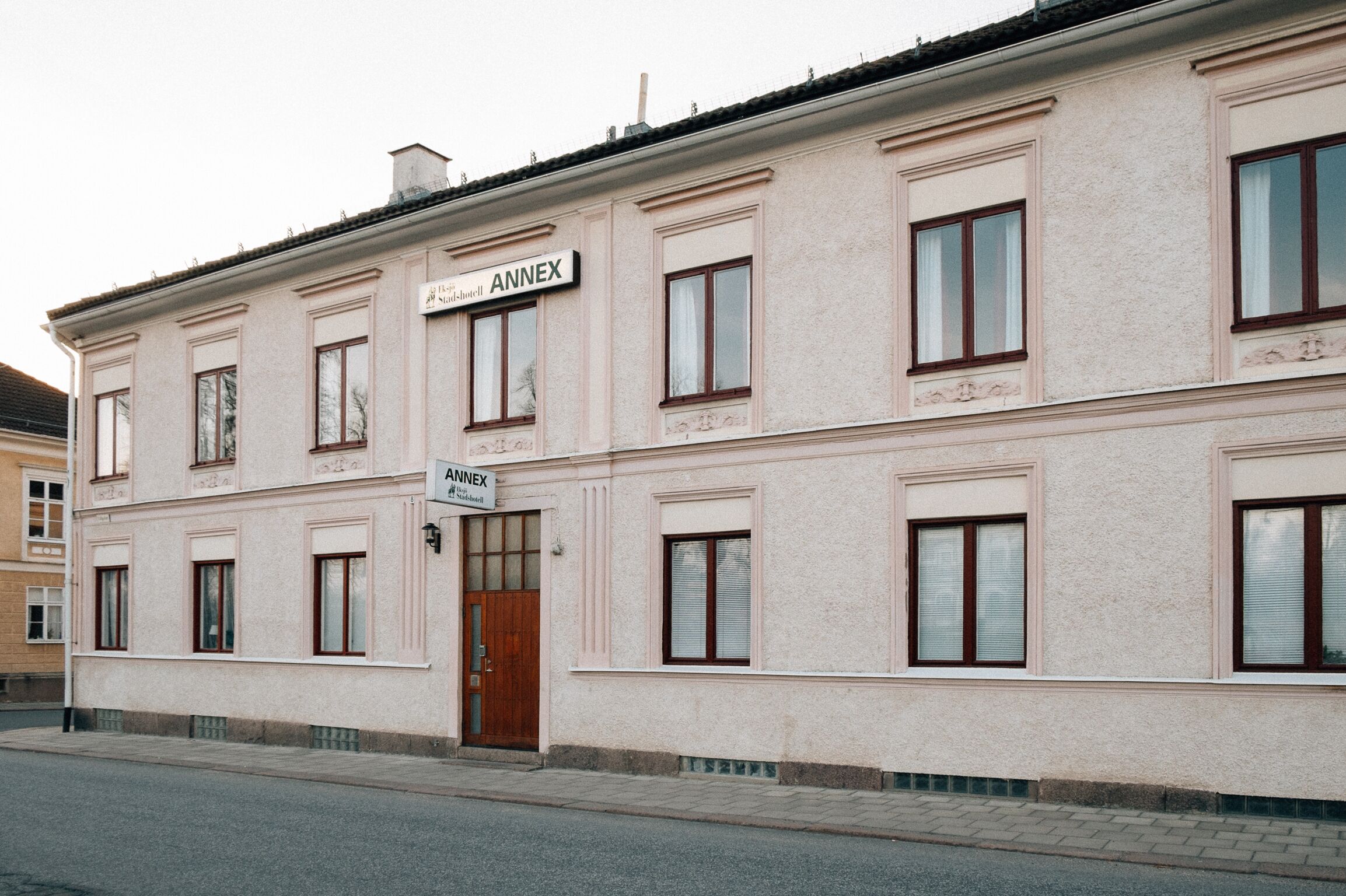 Un bâtiment à deux étages sur lequel on peut lire l’inscription « ANNEXE ».