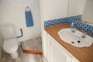 Cottage, 2 slaapkamers | Badkamer | Een douche, gratis toiletartikelen, een haardroger, handdoeken
