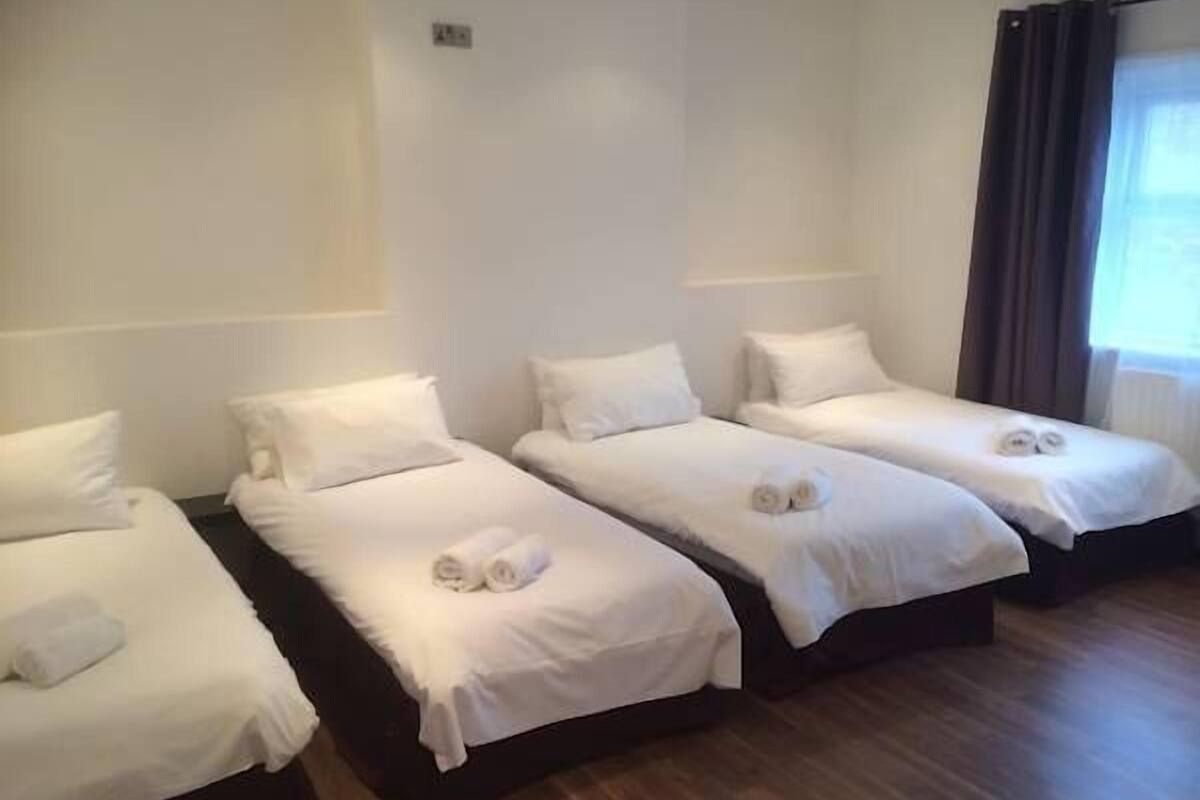 Chambre Quadruple, salle de bains attenante | Wi-Fi gratuit