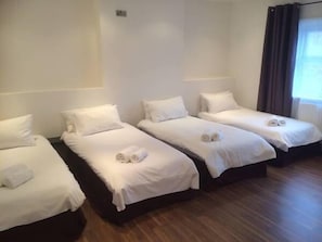 Chambre Quadruple, salle de bains attenante | Wi-Fi gratuit