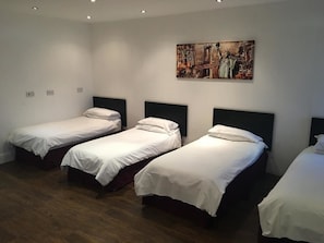Chambre Quadruple, salle de bains commune | Wi-Fi gratuit