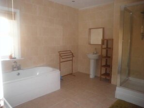 Chambre Quadruple, salle de bains commune | Salle de bain | Serviettes fournies