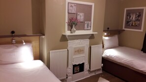 Iron/ironing board, free WiFi, bed sheets - Glenfield Lodge Guest House (Leicester)