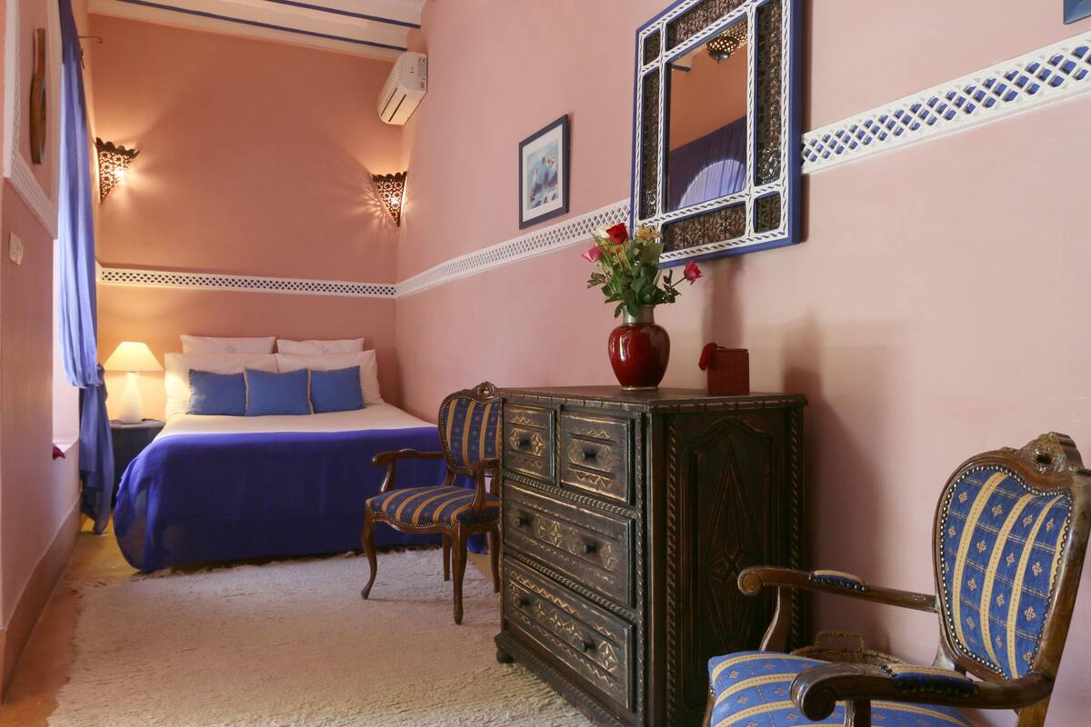 Traditional-Zimmer (Rose) | Zimmersafe, individuell dekoriert, Schreibtisch, Bügeleisen/Bügelbrett