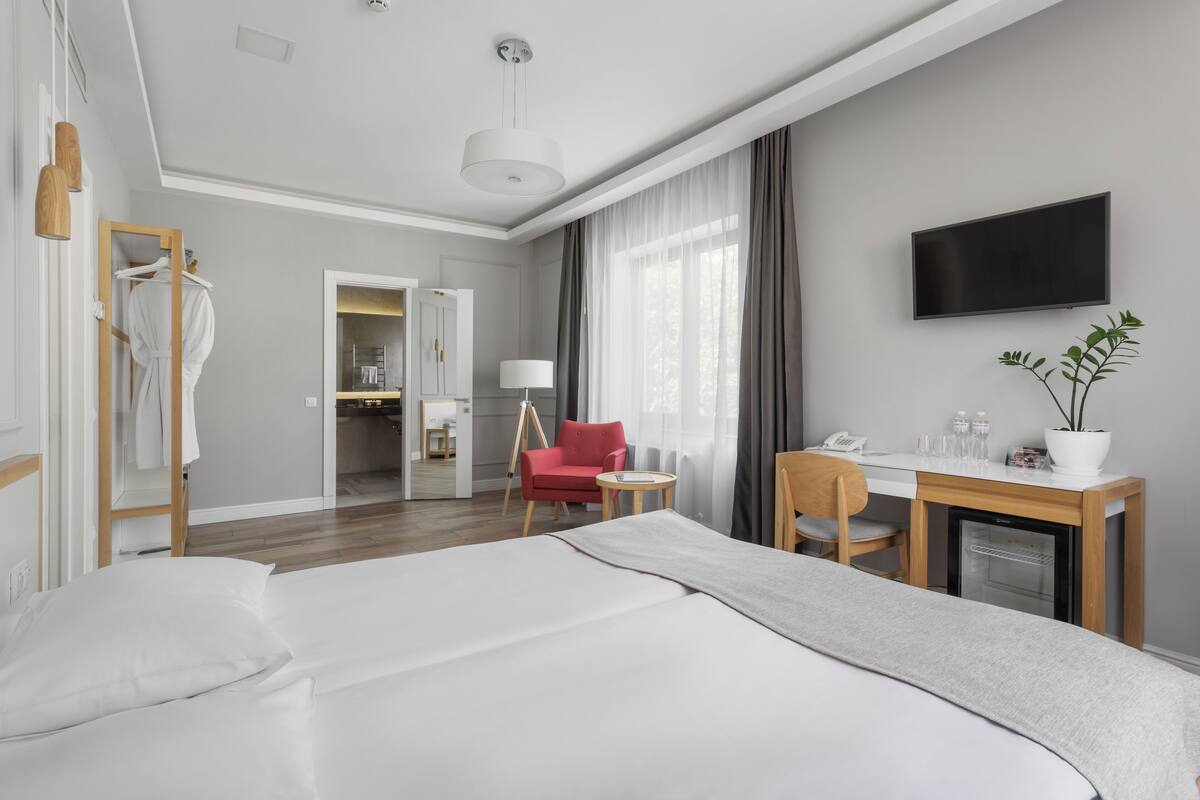 Premium bedding, in-room safe, desk, soundproofing