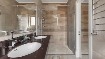 Junior kamer, 1 queensize bed, balkon | Badkamer | Een douche, gratis toiletartikelen, een haardroger, badjassen