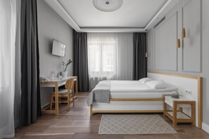 Ropa de cama de alta calidad y caja de seguridad en la habitación 