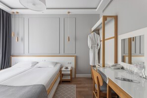 标准双人房 | 高档床上用品、客房内保险箱、办公桌、隔音