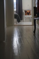 Chambre familiale, salle de bain privée | Rideaux d’obscurcissement, accès au Wi-Fi (inclus), literie fournie