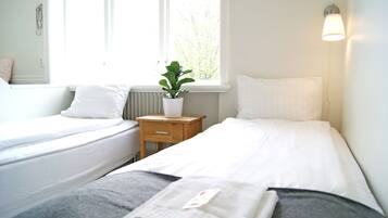 Litet dubbelrum - delat badrum | Mörkläggningsgardiner, gratis wi-fi och sängkläder