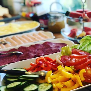 Se ofrece un desayuno bufé (125.00 SEK por persona)