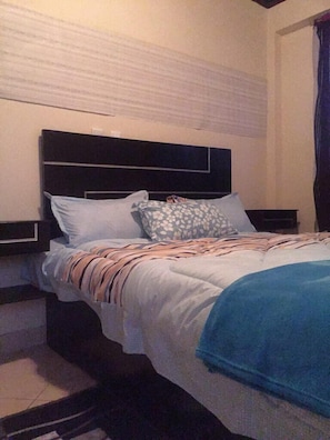 Habitación estándar doble, baño compartido | Escritorio, tabla de planchar con plancha, wifi gratis