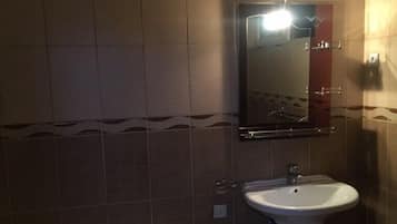 Standard-Zweibettzimmer, mit Bad, Stadtblick | Komfortbadewanne
