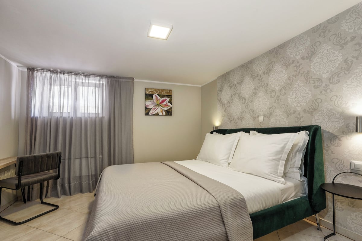 1 bedroom, in-room safe, desk, soundproofing