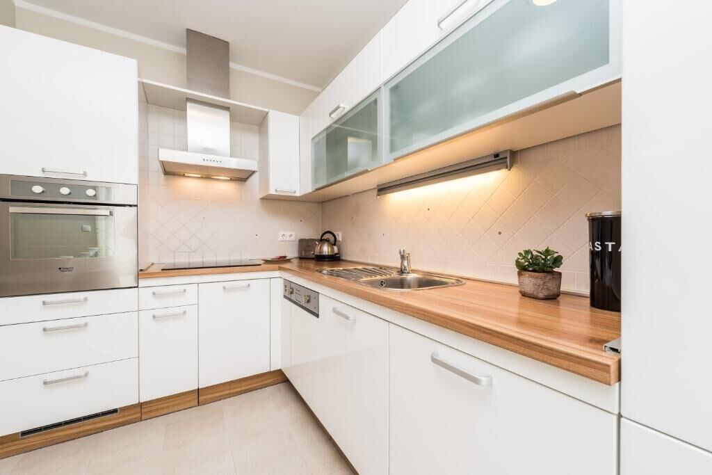 deluxe apartment, 1 queen bed with sofa bed, balcony, garden view | private kitchen | fridge, microwave, oven, stovetop