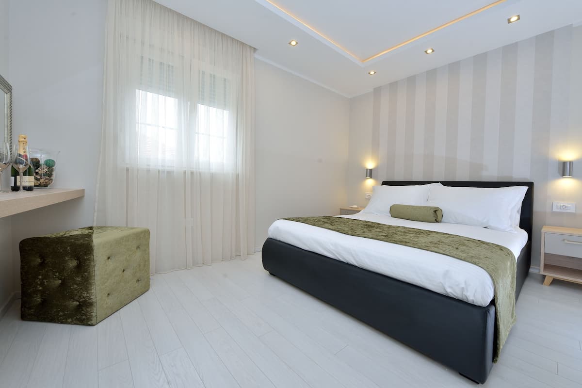 Superior appartement, balkon, uitzicht op tuin | 1 slaapkamer, een kluis op de kamer, een bureau, geluiddichte muren