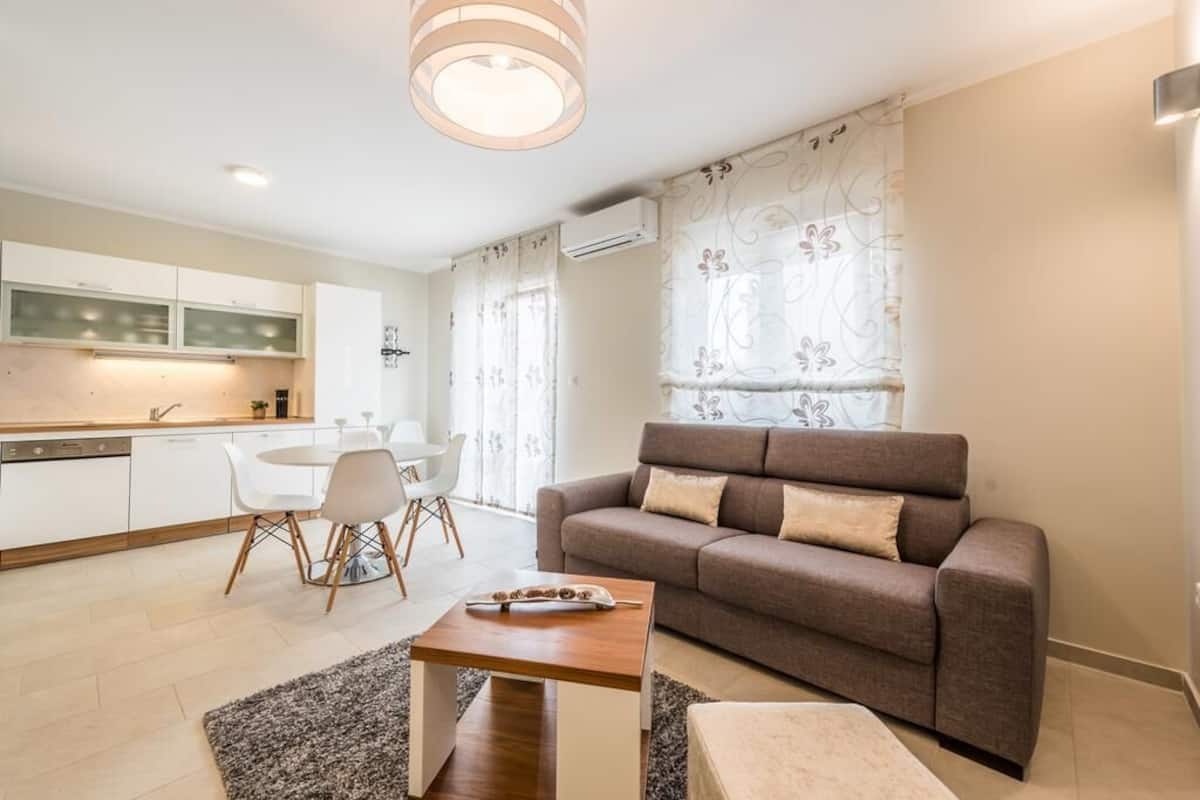 Deluxe appartement, 1 queensize bed met slaapbank, balkon, uitzicht op tuin | Woonruimte | Een flatscreentelevisie