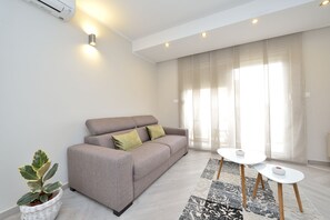 Leilighet – superior, balkong, hageutsikt | Oppholdsområde | Flatskjerm-TV