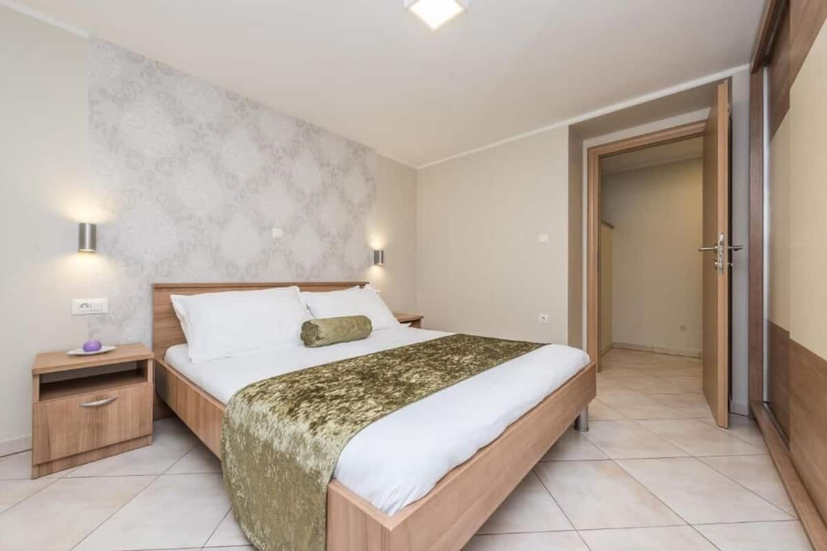 Standard Apartment ( Semi - Basement ) | 1 slaapkamer, een kluis op de kamer, een bureau, geluiddichte muren