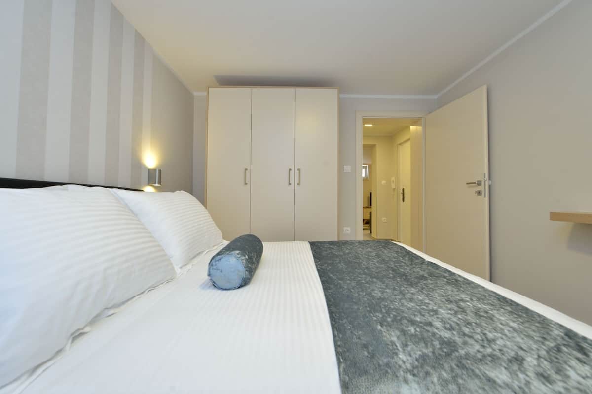 Standard Apartment, 1 Queen Bed with Sofa bed (Semi - Basement ) | 1 slaapkamer, een kluis op de kamer, een bureau, geluiddichte muren