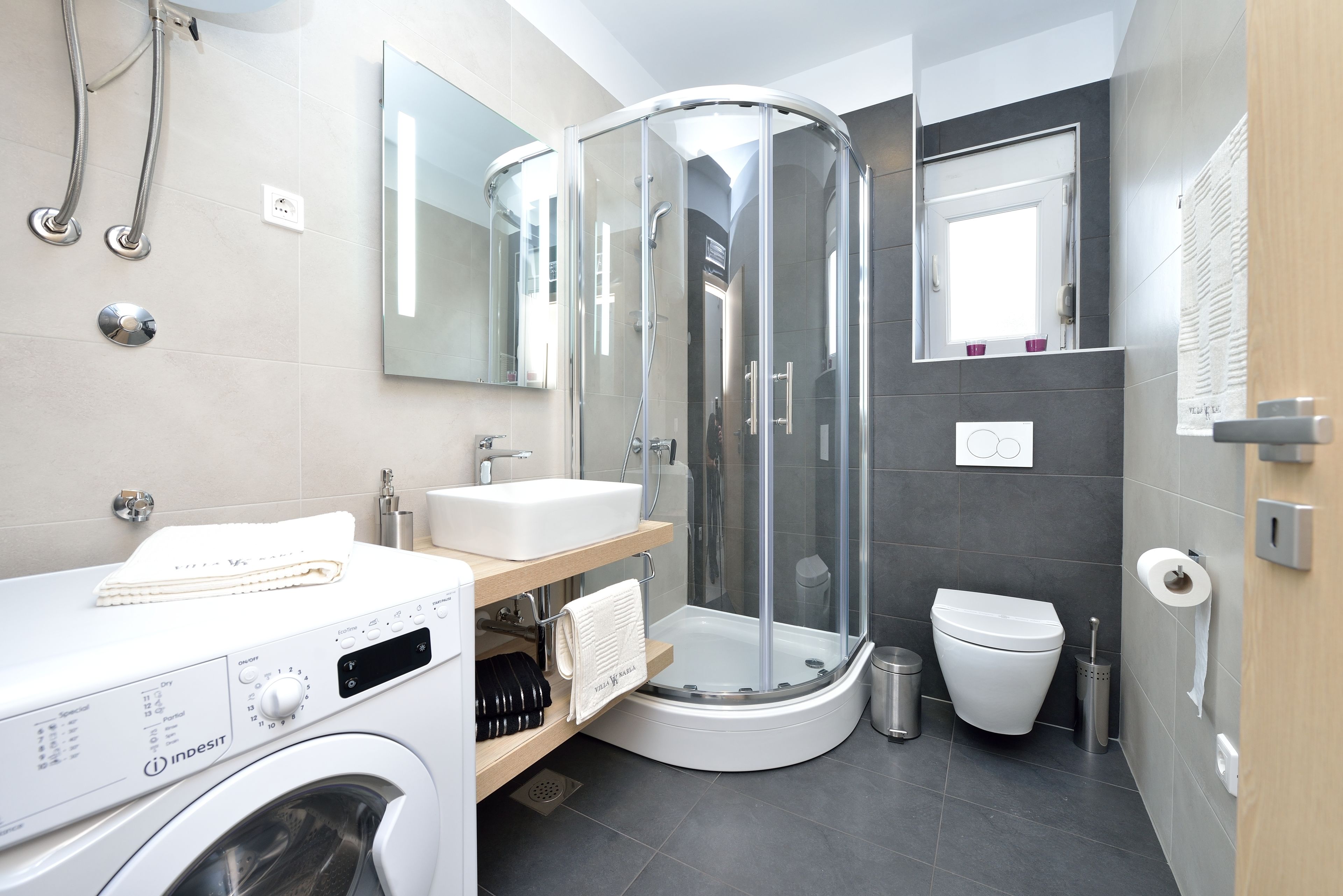 Superior-Apartment, Balkon, Gartenblick | Badezimmer | Dusche, kostenlose Toilettenartikel, Haartrockner, Handtücher