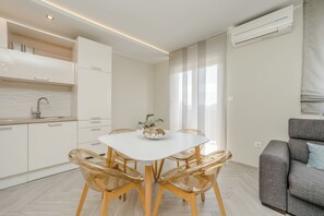 Superior Apartment, 1 Queen Bed with Sofa bed | Private kitchen | Fridge, microwave, oven, stovetop - Apartments Villa Karla (Zadar)