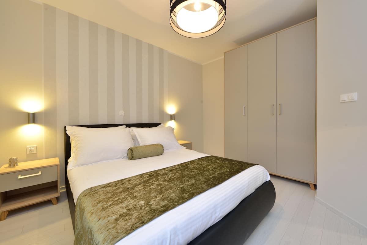 Deluxe appartement, balkon, uitzicht op tuin | 1 slaapkamer, een kluis op de kamer, een bureau, geluiddichte muren