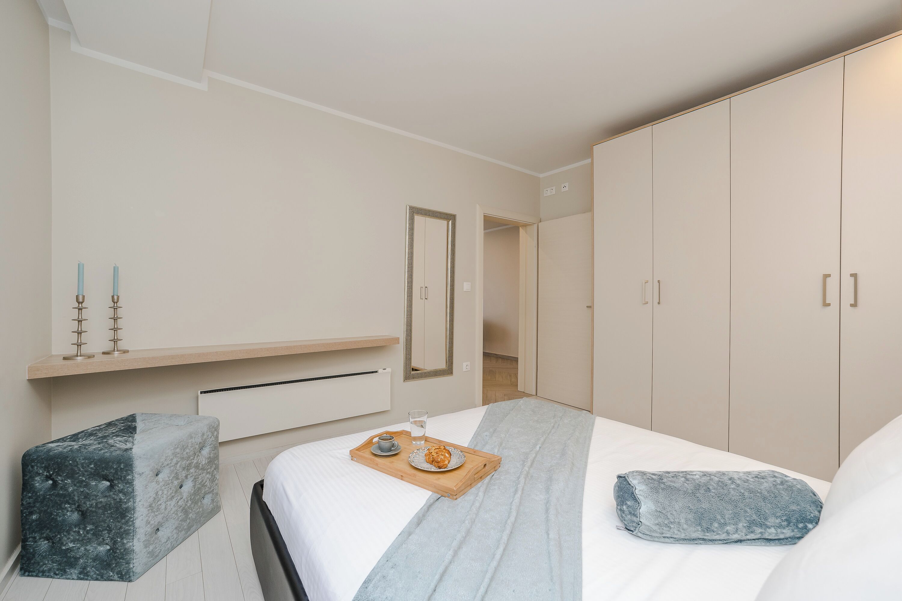 Un dormitorio con cama, mesita de noche y armario.